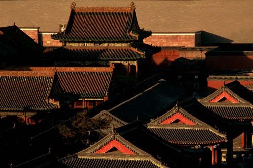 东北， 正是清朝统治者的“龙兴之地”，是他们的大后方所在。图为辽宁沈阳故宫八旗亭与敬典阁。