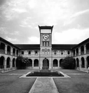 中国近代第一所新型大学——上海圣约翰大学（现址为华东政法大学），是来华传教士创办的。