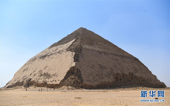 （国际）（5）埃及4500年历史的弯曲金字塔内部墓室向游客开放