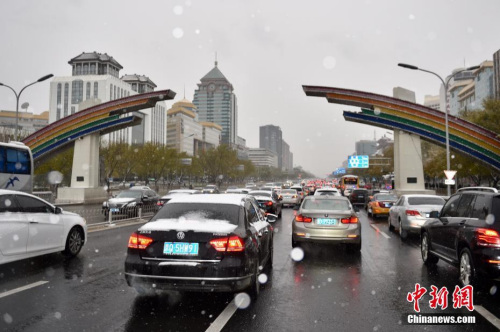 图为雪中的长安街。<a target='_blank' href='http://www.chinanews.com/' _fcksavedurl='http://www.chinanews.com/' ></table>中新网</a>记者 金硕 摄