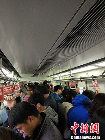9点半左右，北京地铁5号线上依然十分拥挤。<a target='_blank' href='http://www.chinanews.com/' _fcksavedurl='http://www.chinanews.com/' ></table>中新网</a>记者 李金磊 摄