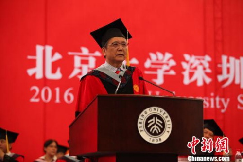 图为北京大学校长林建华 燕苑 摄