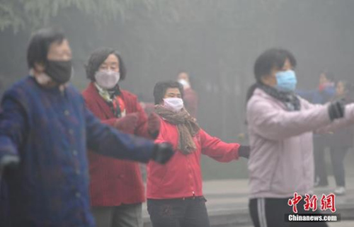 12月4日，河北省气象台在不同时段分别发布了大雾红色预警信号和霾红色预警信号。<a target='_blank' href='http://www.chinanews.com/' _fcksavedurl='http://www.chinanews.com/'></table>中新社</a>记者 翟羽佳 摄