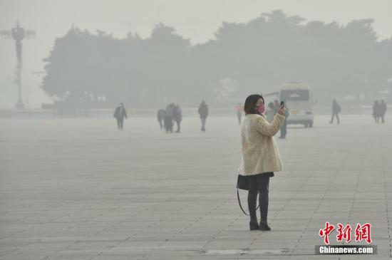 资料图：12月20日，北京大雾、霾预警双发，局地能见度不足50米。<a target='_blank' href='http://www.chinanews.com/' _fcksavedurl='http://www.chinanews.com/' ></table>中新网</a>记者 金硕 摄