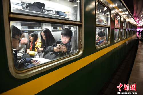 2017年1月13日0点52分，1000余名旅客在北京火车站登上了从北京开往重庆的3603次列车，踏上返家的路程。这是2017年春运的首趟列车，2017春运的大幕也就此拉开。 <a target='_blank' href='http://www.chinanews.com/' _fcksavedurl='http://www.chinanews.com/' ></table>中新网</a>记者 金硕 摄
