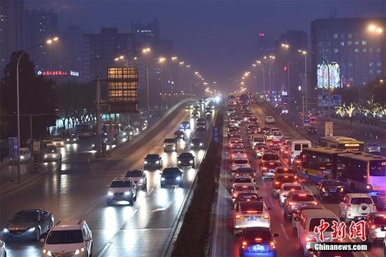 12月15日，北京发布今年首个空气重污染红色预警——今日20时，本市启动空气重污染红色预警。本市提前约30个小时发布红色预警，各相关单位提前做好准备，应对空气重污染。图为12月16日傍晚，北京东三环国贸桥雾霾笼罩。<a target='_blank' href='http://www.chinanews.com/' _fcksavedurl='http://www.chinanews.com/' ></table>中新网</a>记者 金硕 摄