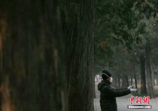 一位老人戴口罩在北京天坛公园健身(资料图)。<a target='_blank' href='http://www.chinanews.com/' _fcksavedurl='http://www.chinanews.com/'></table>中新社</a>记者 刘关关 摄