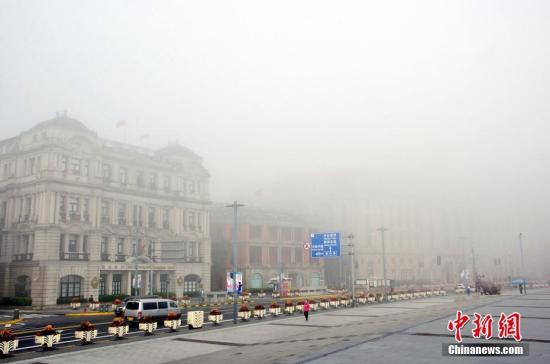 资料图：2016年11月6日，上海遭遇大雾。。 <a target='_blank' href='http://www.chinanews.com/' _fcksavedurl='http://www.chinanews.com/'></table>中新社</a>发 周东潮 摄 图片来源：CNSPHOTO