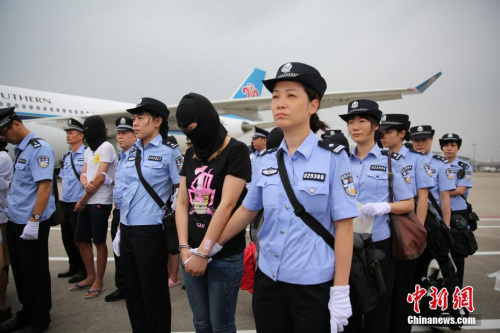 资料图： 广东警方将129名电信诈骗嫌疑人押解回广州。 <a target='_blank' href='http://www.chinanews.com/' _fcksavedurl='http://www.chinanews.com/'></table>中新社</a>记者 粤警方 摄