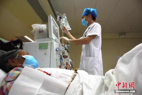 资料图：5月10日，国际护士节临近，广西柳州市工人医院男护士们在医院里护理病人。朱柳融 摄