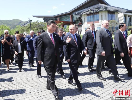 5月15日，“一带一路”国际合作高峰论坛在北京雁栖湖国际会议中心举行圆桌峰会。当天中午，习近平同与会领导人和国际组织负责人集体合影。图为合影结束后，习近平等前往工作午宴。<a target='_blank' href='http://www.chinanews.com/' _fcksavedurl='http://www.chinanews.com/'></table>中新社</a>记者 杜洋 摄