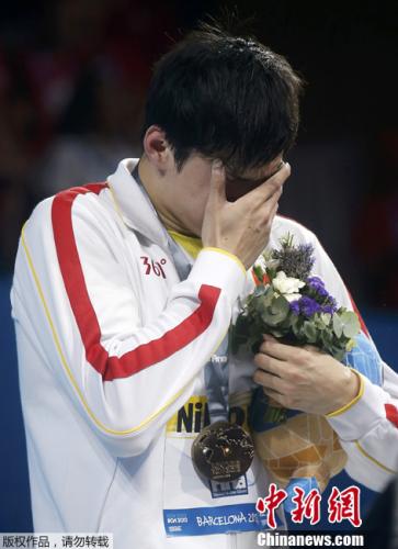 2013世锦赛孙杨卫冕800自冠军 泪洒颁奖台。