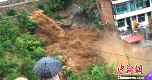 由于柳林县某乡镇当地一处洪水流量过大，已经严重影响到周边住户的安全。网友供图