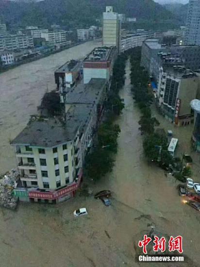 7月26日，据陕西省榆林市绥德县委宣传部官方微博消息，因境内突降暴雨和大理河上游子洲境内一水库溃坝，陕西榆林绥德县大理河沿岸出现严重险情，群众生命财产受到威胁。绥德县委宣传部 供图