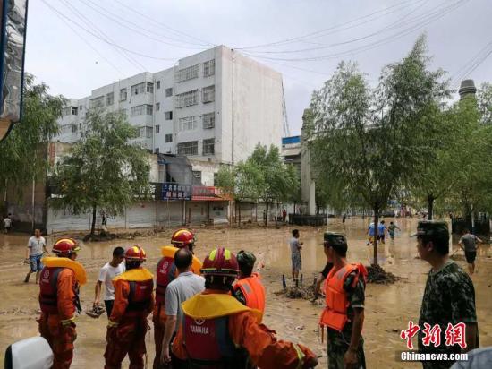 陕西榆林绥德暴雨引发水灾，救援人员解救受困群众。绥德县委宣传部 供图