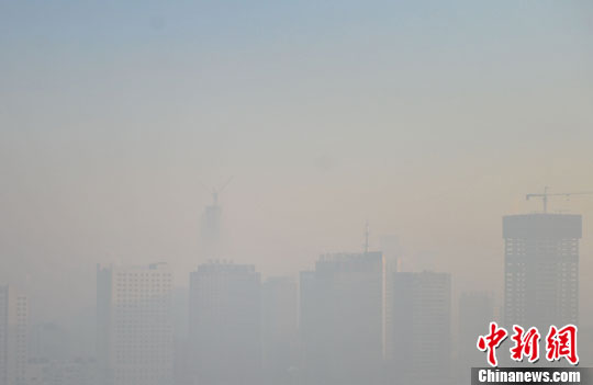 资料图：2014年1月14日，沈阳遭遇中度污染，市区部分地区如“海市蜃楼”。<a target='_blank' href='http://www.chinanews.com/' _fcksavedurl='http://www.chinanews.com/'></table>中新社</a>发 于海洋 摄