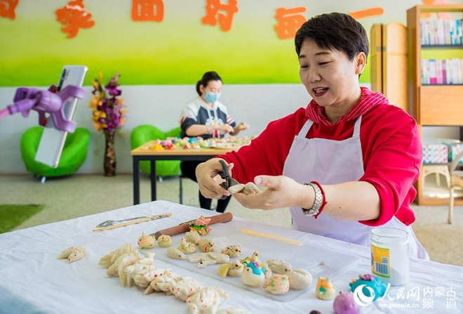 呼和浩特市玉泉区通顺街小学老师制作的以飞鸟和生肖为主题的面塑“寒燕儿”。