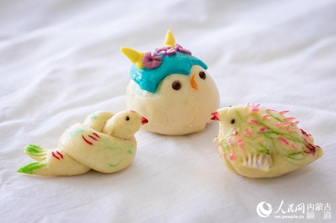 呼和浩特市玉泉区通顺街小学老师制作的以飞鸟和生肖为主题的面塑“寒燕儿”。