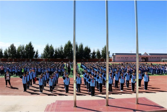 10新世纪小学全体学生在国旗下进行反邪教宣誓