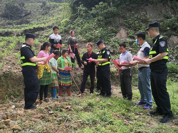 公安民警在百色市那坡县向边境村寨群众宣传反邪教知识。（广西反邪教网供图）