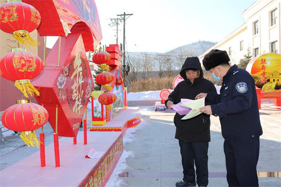 民警在进行宣传教育