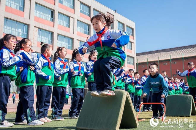呼和浩特市玉泉区通顺街小学学生在进行体能练习。丁根厚摄