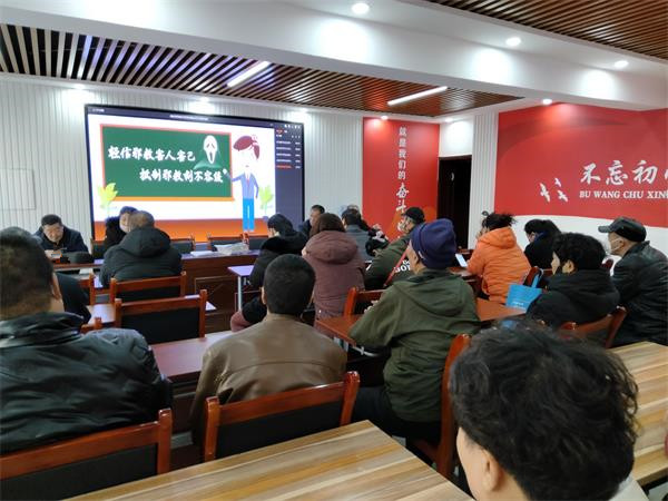 说明: 在支农社区宣讲过程中观看反邪教视频 (1)_副本