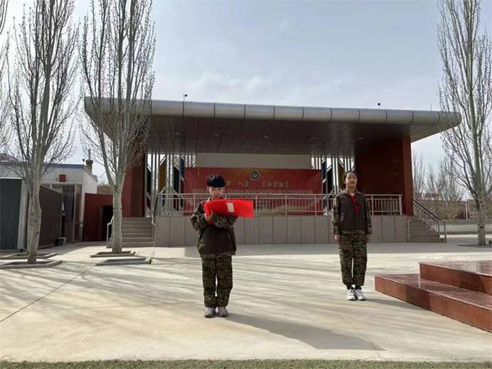 说明: 学生代表在国旗下演讲
