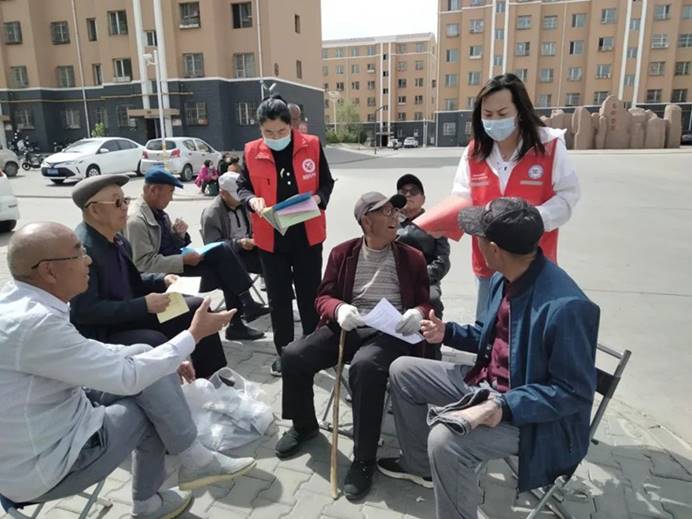 说明: 网格员进社区开展宣传